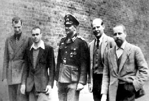 Junto a oficiales italianos detenidos, en 1944.